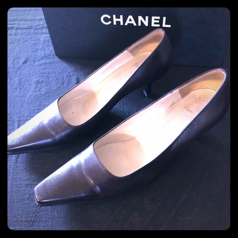 CHANEL Pumps with Logo treatment at the heel.